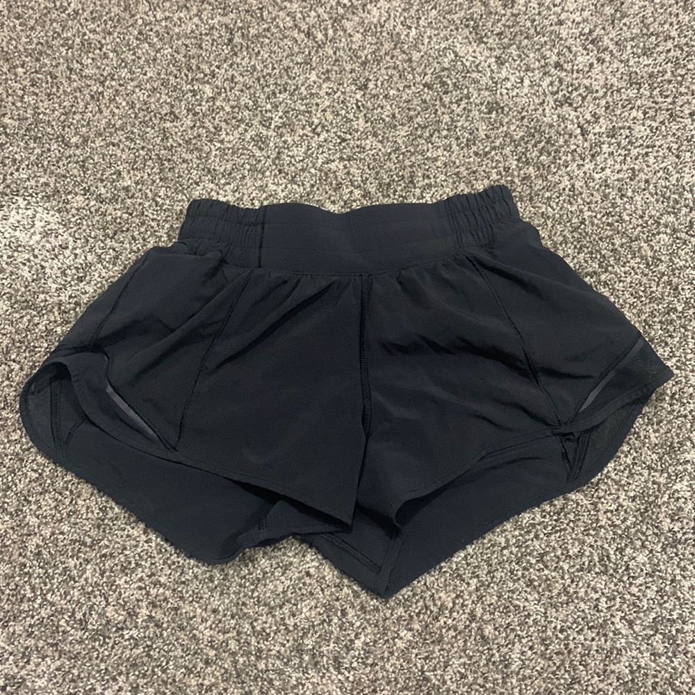 size 2 regular lulu hotty hot shorts low waisted